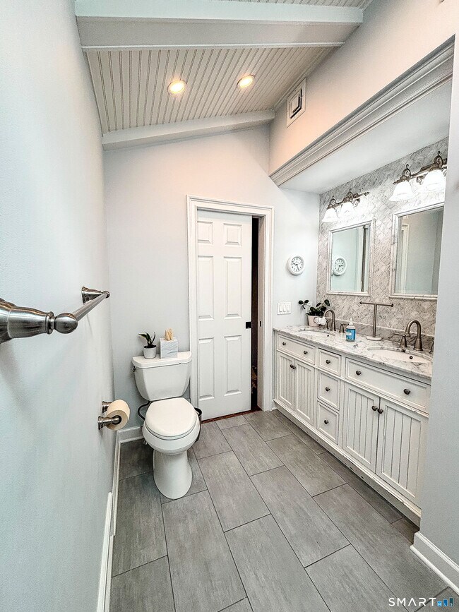 Building Photo - 120 Pilgrim Dr