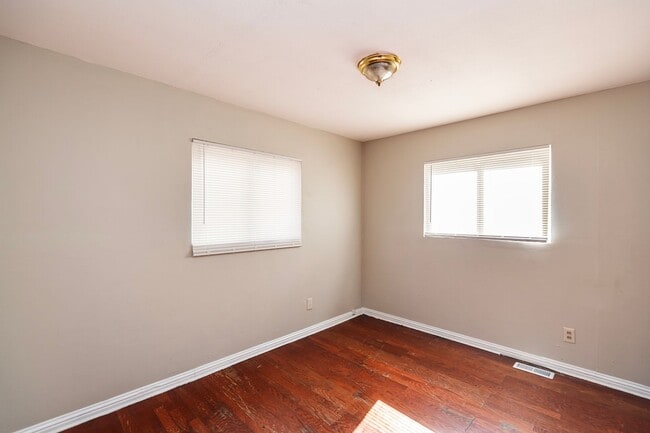 Building Photo - Lovely 3 Bedroom 1 Bathroom Home