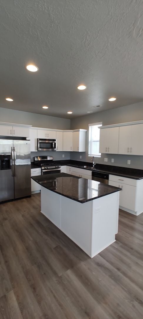 Building Photo - GORGEOUS Downtown Unit!!!