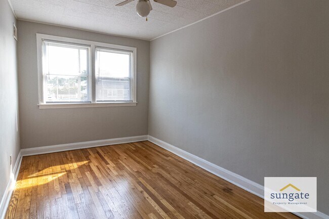 Building Photo - 304 W Riverview Rd