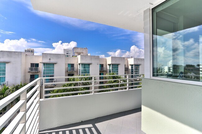 Building Photo - 801 S Miami Ave