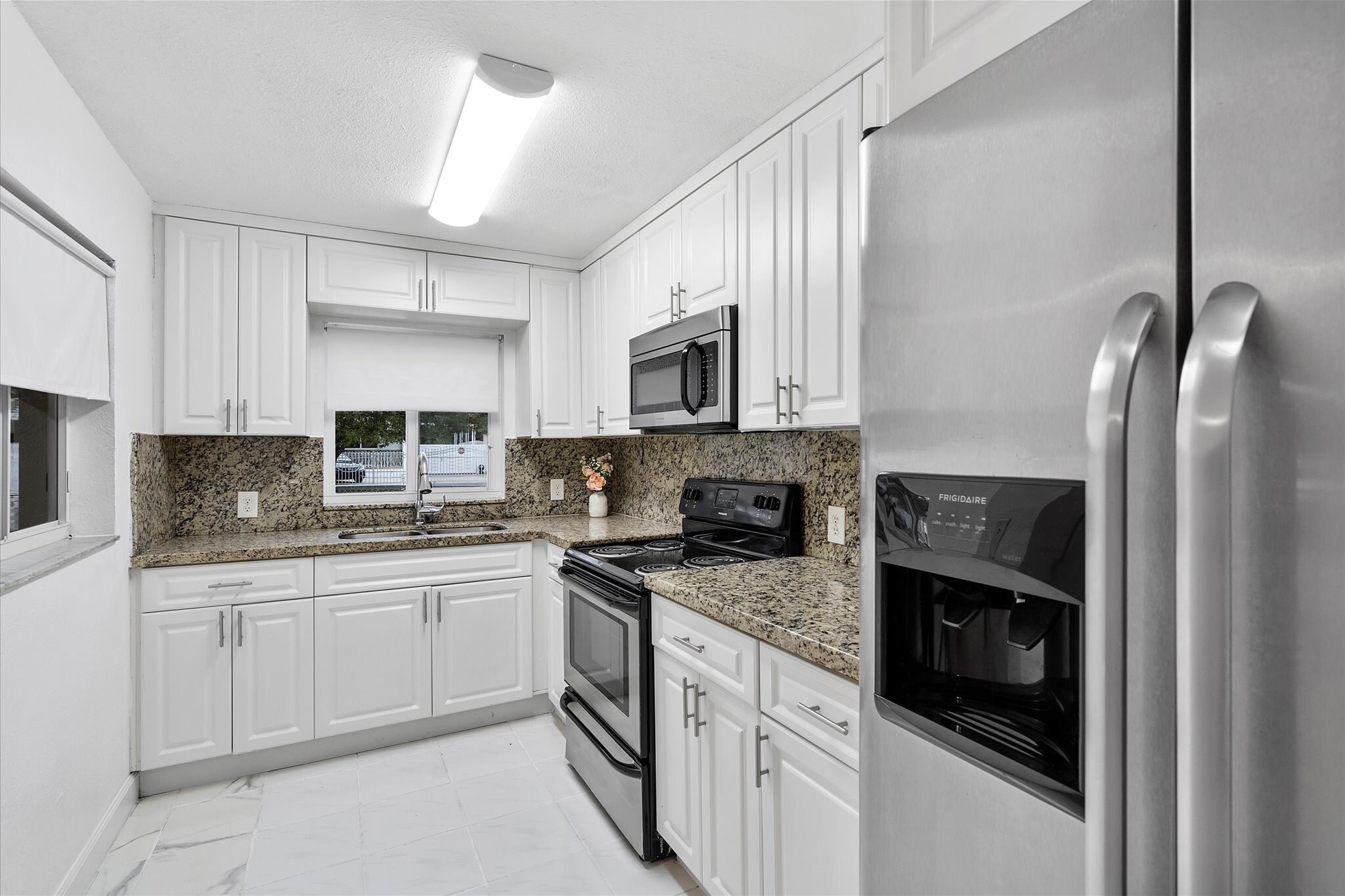 Building Photo - 934 E 22nd St