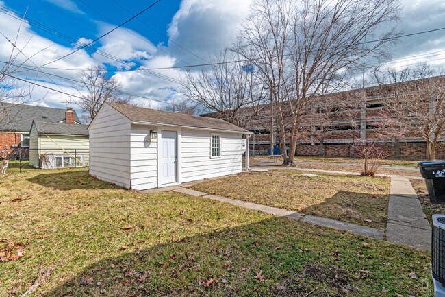 Building Photo - 21825 McCormick St