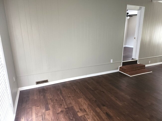 Building Photo - 3 bed 1 bath Brick Racher