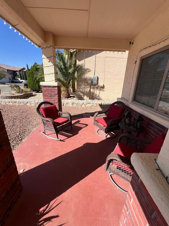 Building Photo - Charming 3-Bed, 2.5-Bath Home with Cozy Fi...