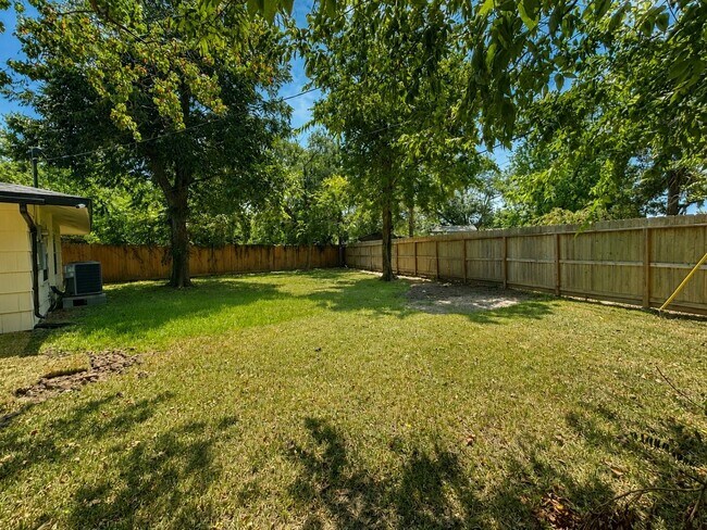 Building Photo - 6010 Ridgeway Dr
