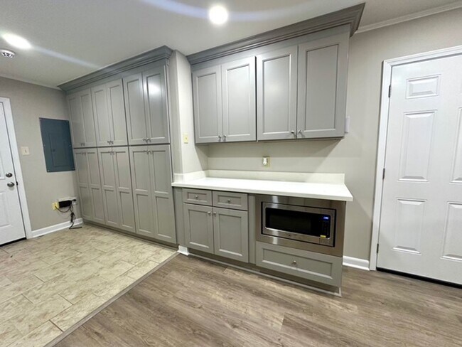 Building Photo - 1005 E Grace St