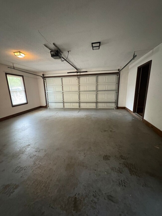 Building Photo - Valley Hills Subdivision - Detached Garage...