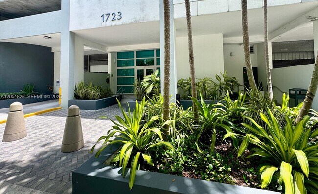 Building Photo - 1723 SW 2nd Ave
