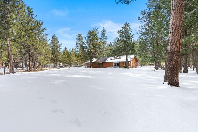 Building Photo - Quiet 3 Bedroom 2 Bathroom House