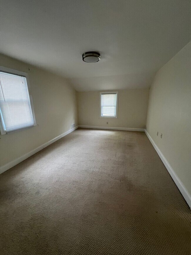 Building Photo - 3 Bed, 1.5 Bath Near U of R, Strong & Coll...