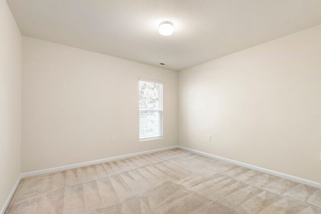 Building Photo - Elegant Townhome Near Southpoint Mall!