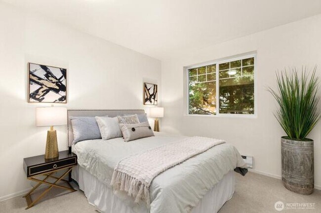 Building Photo - Beautiful 3 Bedroom 2 Bath Condo Newport Way Issaquah