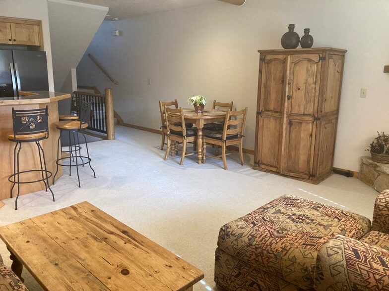 Building Photo - 720 Deer Valley Dr