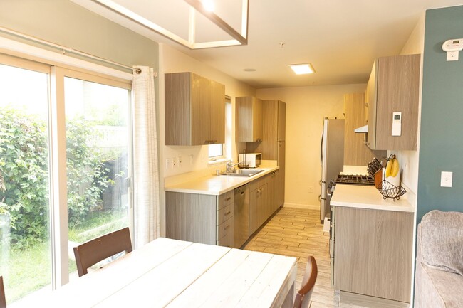 Building Photo - Charming Furnished 3 Bed/2.5 Bath two stor...