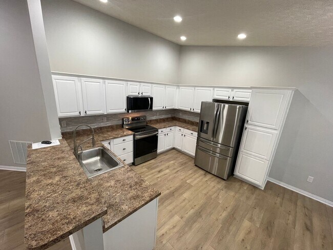 Building Photo - 3 Bedroom Home With Full Basement For Rent