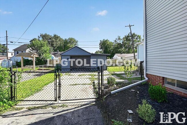 Building Photo - 2849 W Laskey Rd