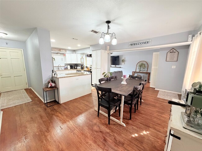 Building Photo - 14790 Cypress Dr