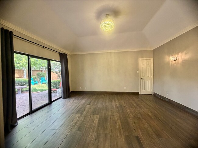 Building Photo - 8006 Oakwood Bend Dr