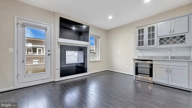 Building Photo - 513 Riversail Ln