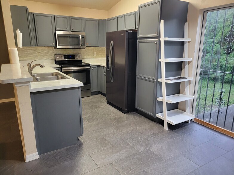 Building Photo - 2038 Blackston Ave