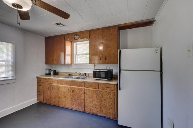Building Photo - 1221 W 10th St