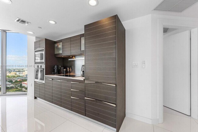 Building Photo - 200 Biscayne Blvd Way