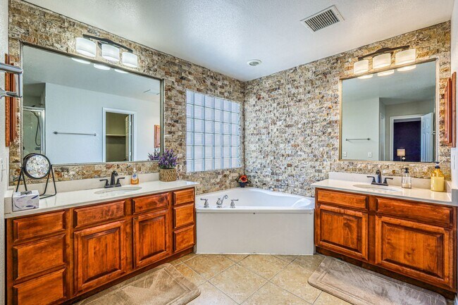 Building Photo - Beautiful Westside home FURNISHED with 4 b...