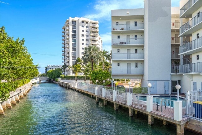 Building Photo - 1674 Bay Rd