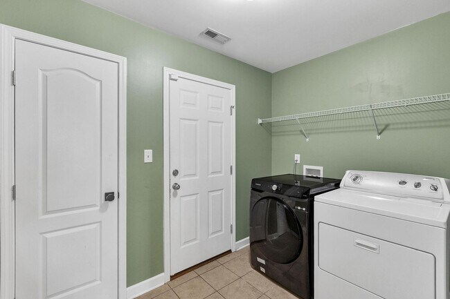 Building Photo - 3 bedroom with Community POOL!
