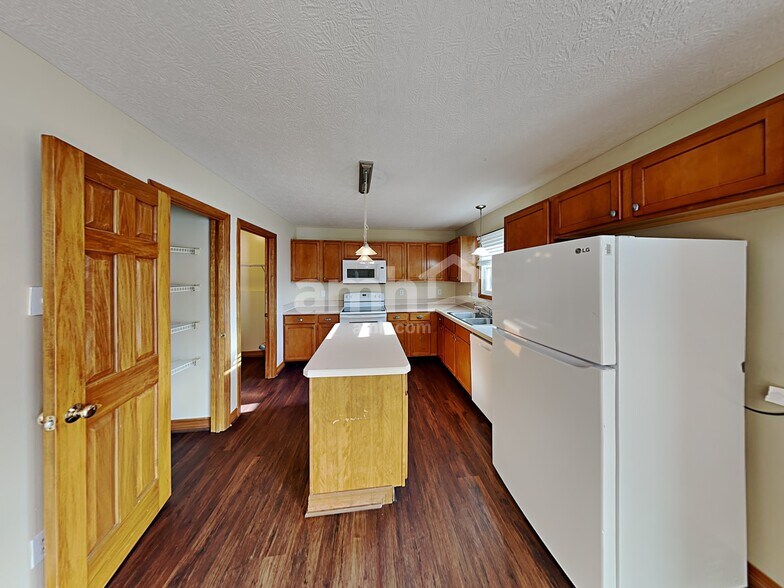 Building Photo - 811 Corylus Dr SW