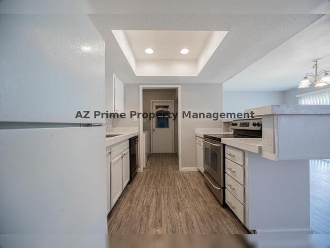 Building Photo - 4704 S La Rosa Dr