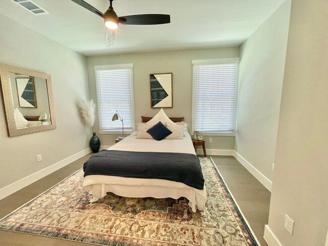 Building Photo - 311 E Evergreen St