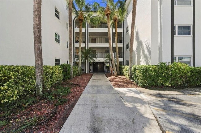 Building Photo - 2525 W Bay Dr