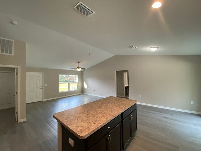 Building Photo - Custom Home - Desirable SW Dunnellon Neighborhood 3/2/2  Won't Last