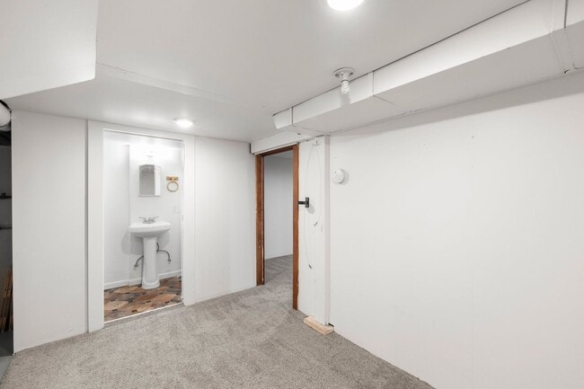 Building Photo - 2 bedroom 1 bath with full basement in Sellwood!