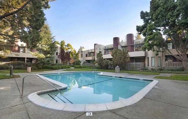 Building Photo - 3 BD/2 BA Gorgeous Pet-Friendly Home in Fa...