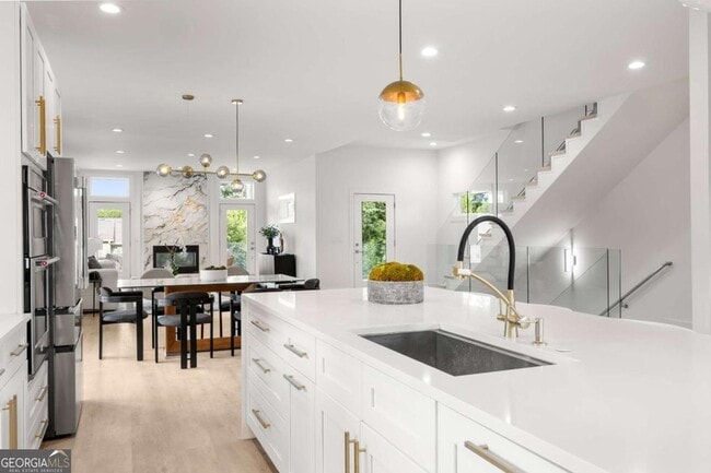 Building Photo - 24 Hutchinson St NE