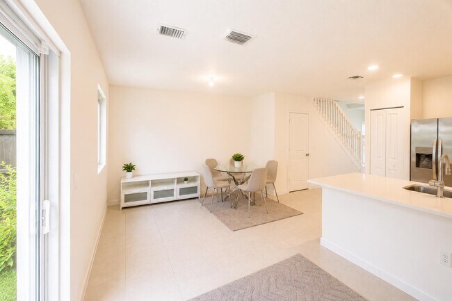 Building Photo - 5085 SW 37th St