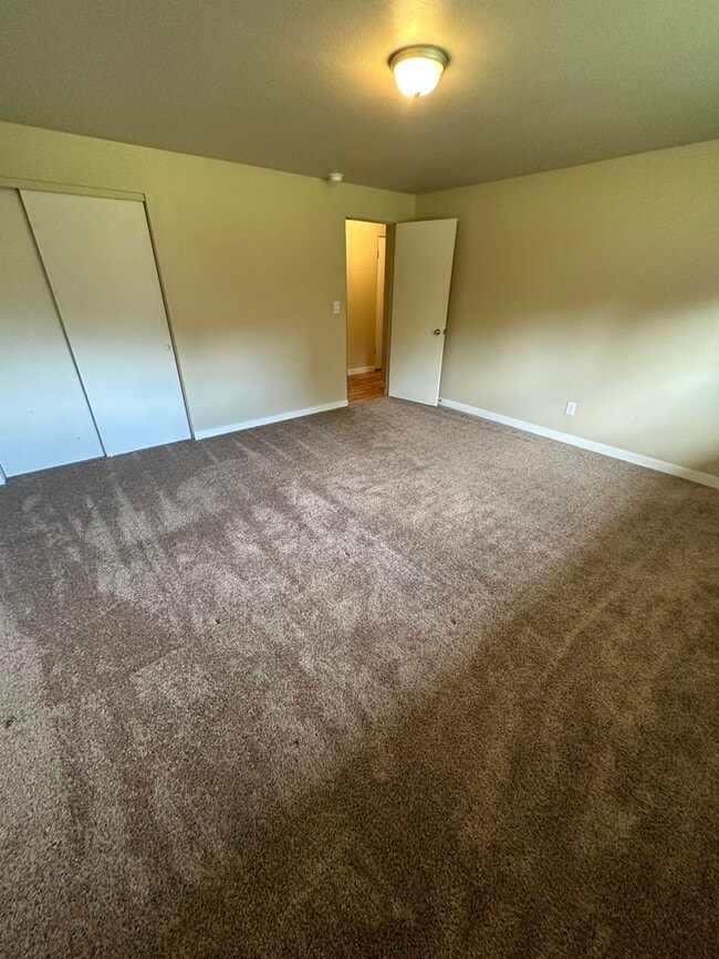 Building Photo - 3 Bedroom 2.5 Bathroom Hardwood Floors Fen...