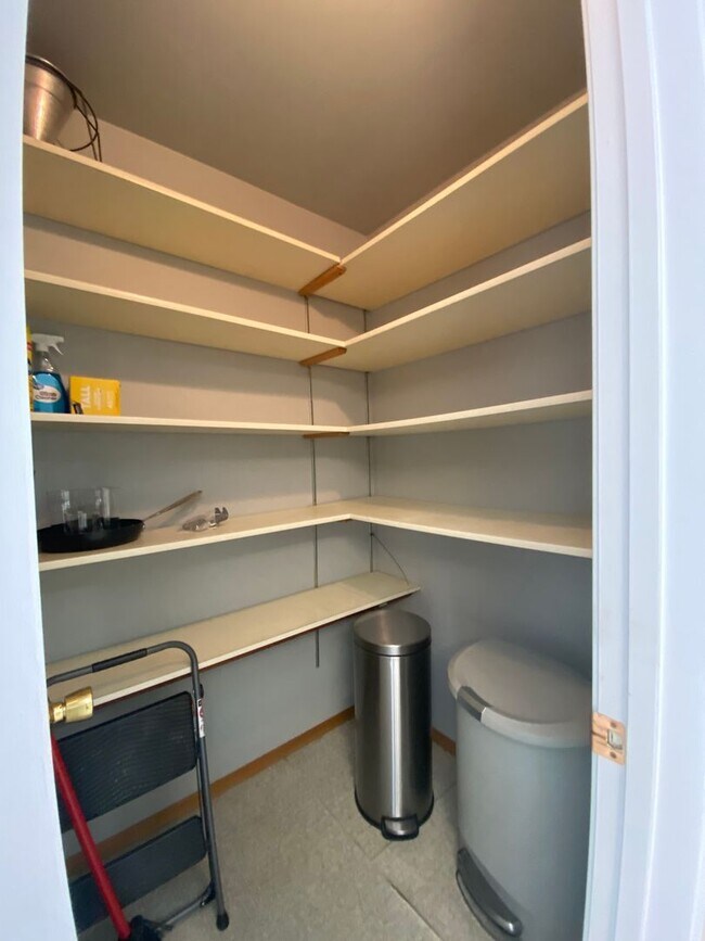 Building Photo - Unique View Property 3 bed, 3 bath located...