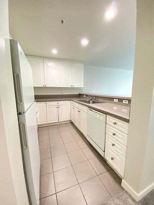 Building Photo - Spacious Seattle Condo - $2,000