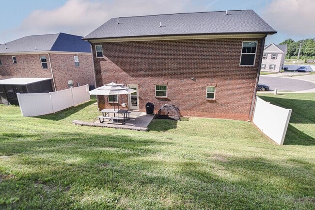 Building Photo - Pet Friendly Three Bedroom in Pleasant View!