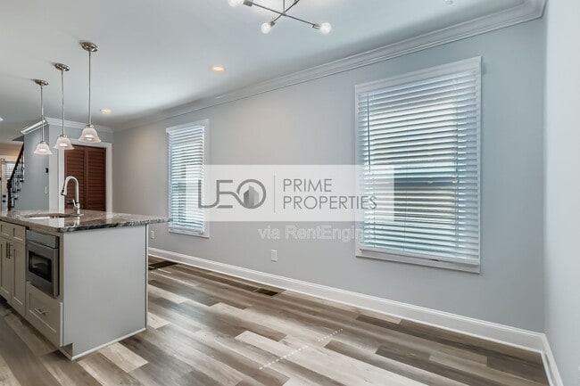 Building Photo - 677 Ira St SW