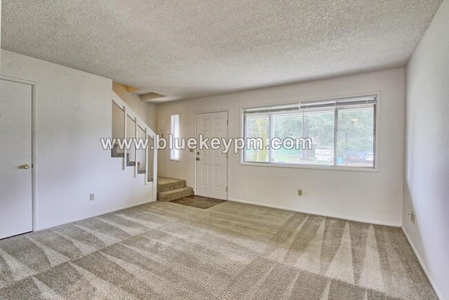 Building Photo - 2 Bed, 1.5 Baths Duplex in Hearthwood Neig...