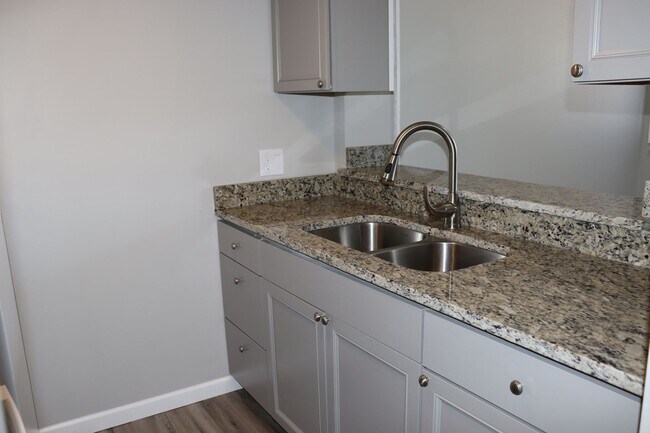 Building Photo - 731 Old Liberty Rd