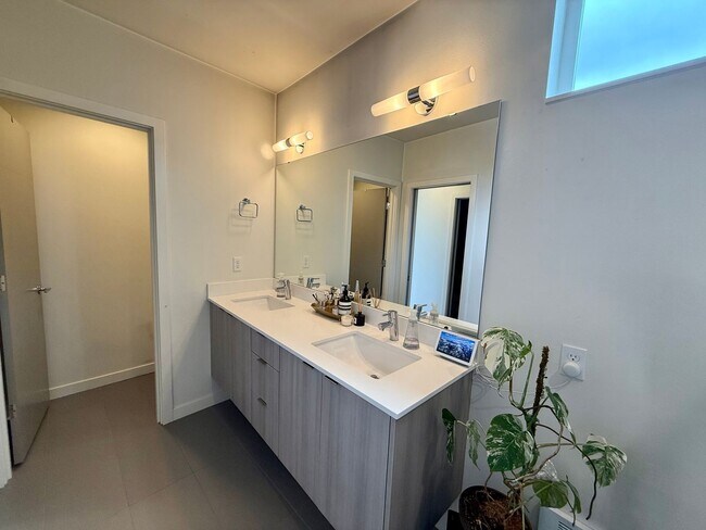 Building Photo - West Seattle/Pigeon Point Townhome