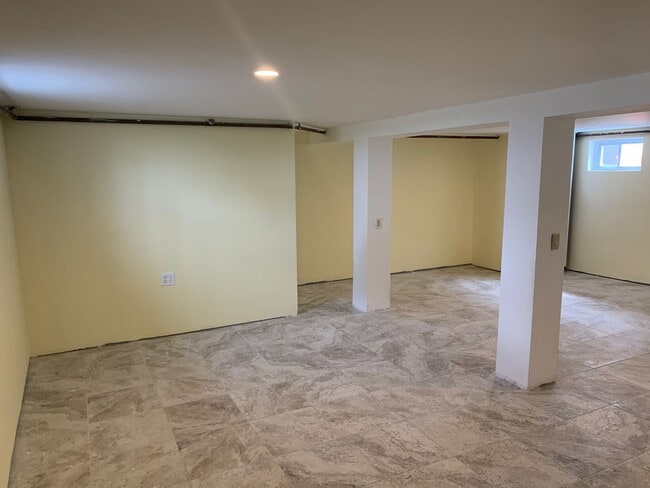 Building Photo - Terrific 4 Bed/1 Bath Home in Elmont!