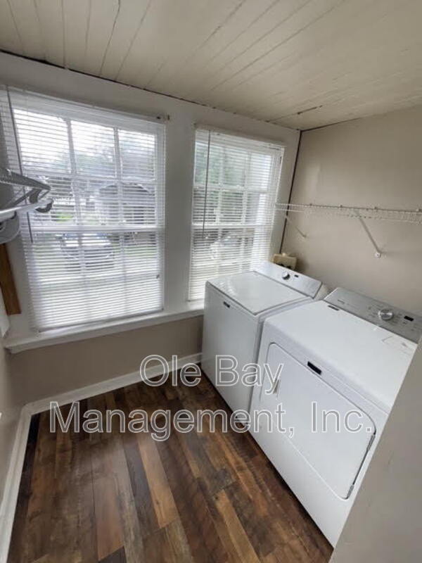 Building Photo - 109 S Carlen St