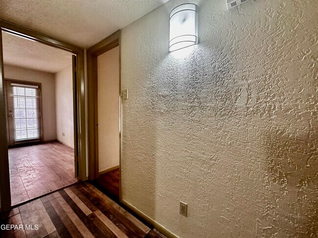 Building Photo - 4433 N Stanton St